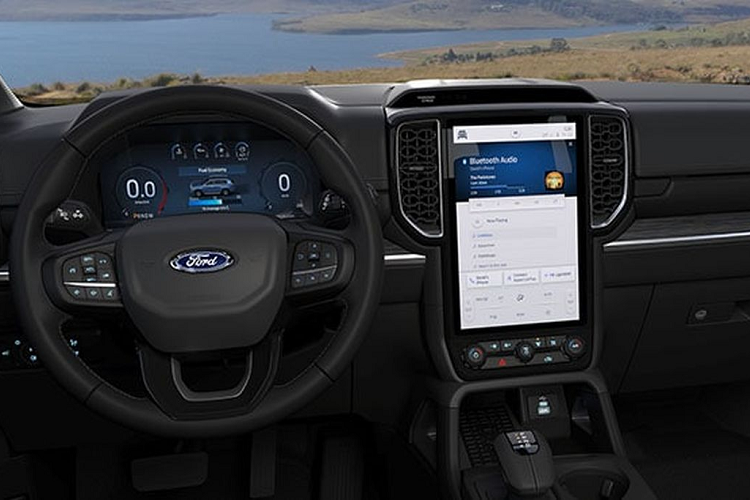 Đối với phiên bản Sport (tiêu chuẩn), Ford Everest 2023 sẽ có thiết kế nội thất mang thiên hướng thể thao hơn. Các chi tiết mạ crôm trên bản Titanium+ sẽ được sơn đen hoặc sơn cùng màu với thân xe, bao gồm cả bộ mâm 20 inch. Chưa hết, hệ thống đèn chiếu sáng trên bản Sport cũng có thiết kế khác với bản Titanium+. Nắp ca-pô có thêm dòng chữ Everest.