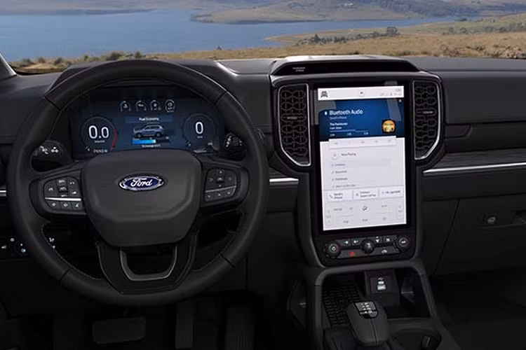 Đối với phiên bản Sport (tiêu chuẩn), Ford Everest 2023 sẽ có thiết kế nội thất mang thiên hướng thể thao hơn. Các chi tiết mạ crôm trên bản Titanium+ sẽ được sơn đen hoặc sơn cùng màu với thân xe, bao gồm cả bộ mâm 20 inch. Chưa hết, hệ thống đèn chiếu sáng trên bản Sport cũng có thiết kế khác với bản Titanium+. Nắp ca-pô có thêm dòng chữ Everest.