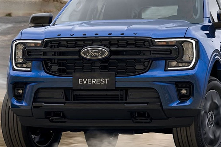Về trang bị an toàn, Ford Everest 2023 được cung cấp hệ thống kiểm soát hành trình, hệ thống hỗ trợ giữ làn đường tích hợp tính năng phát hiện lề đường, hỗ trợ đánh lái tránh va chạm, hỗ trợ tránh va chạm sớm, phát hiện điểm mù, cảnh báo phương tiện cắt ngang khi lùi, phanh khẩn cấp tự động và nhận diện biển báo giao thông. 
