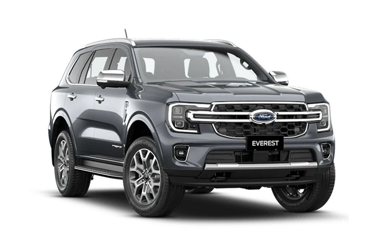 Bên trong cabin, Ford Everest Titanium+ 2023 mới cũng có những điểm khác biệt so với bản tiêu chuẩn. Điển hình như màn hình cảm ứng trung tâm kích thước 12 inch tích hợp SYNC 4, cụm đồng hồ kỹ thuật số lớn và cần số nhỏ gọn hiện đại hơn. Phiên bản này cung cấp cho người dùng tuỳ chọn màu nội thất đen hoặc nâu, trong khi trần xe có màu đen.