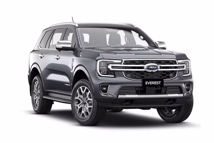 Bên trong cabin, Ford Everest Titanium+ 2023 mới cũng có những điểm khác biệt so với bản tiêu chuẩn. Điển hình như màn hình cảm ứng trung tâm kích thước 12 inch tích hợp SYNC 4, cụm đồng hồ kỹ thuật số lớn và cần số nhỏ gọn hiện đại hơn. Phiên bản này cung cấp cho người dùng tuỳ chọn màu nội thất đen hoặc nâu, trong khi trần xe có màu đen.