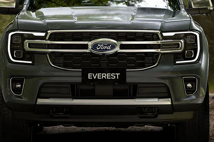 Sau khi đại lý đua nhau nhận đặt cọc Ford Everest 2023, mẫu SUV "hàng hot" này đã chính thức cập cảng Việt Nam và đã nhiều lần bị bắt gặp khi đang chạy thử nghiệm. Dự kiến, xe sẽ được giới thiệu vào quý III/2022.