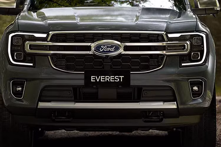 Sau khi đại lý đua nhau nhận đặt cọc Ford Everest 2023, mẫu SUV "hàng hot" này đã chính thức cập cảng Việt Nam và đã nhiều lần bị bắt gặp khi đang chạy thử nghiệm. Dự kiến, xe sẽ được giới thiệu vào quý III/2022.