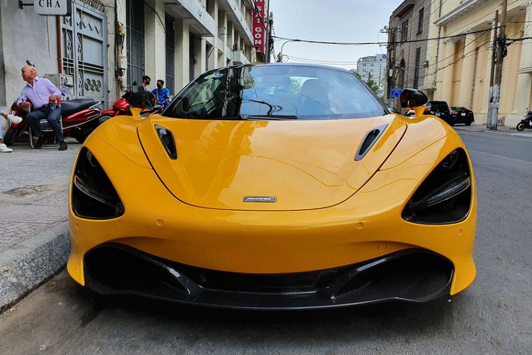 Giá xe McLaren 720S Spider tại Việt Nam phải trên 25 tỷ đồng, hiện tại một số xe McLaren 720S Spider đã qua sử dụng có giá cũng mềm hơn nhưng không dưới 20 tỷ đồng.