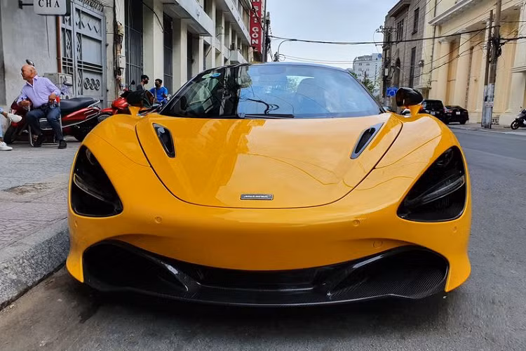Giá xe McLaren 720S Spider tại Việt Nam phải trên 25 tỷ đồng, hiện tại một số xe McLaren 720S Spider đã qua sử dụng có giá cũng mềm hơn nhưng không dưới 20 tỷ đồng.
