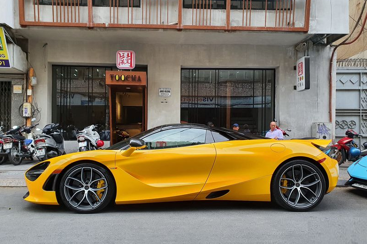 Siêu xe mui trần McLaren 720S Spider cũng chỉ cần thời gian 7,9 giây để tăng tốc từ 0-200 km/h trước khi đạt vận tốc tối đa 341 km/h tương tự như bản Coupe. Tuy nhiên, khi biến thành chiếc siêu xe mui trần, McLaren 720S Spider chỉ có thể đạt vận tốc tối đa 325 km/h.