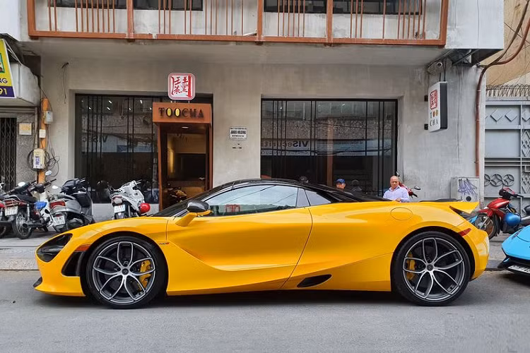 Siêu xe mui trần McLaren 720S Spider cũng chỉ cần thời gian 7,9 giây để tăng tốc từ 0-200 km/h trước khi đạt vận tốc tối đa 341 km/h tương tự như bản Coupe. Tuy nhiên, khi biến thành chiếc siêu xe mui trần, McLaren 720S Spider chỉ có thể đạt vận tốc tối đa 325 km/h.