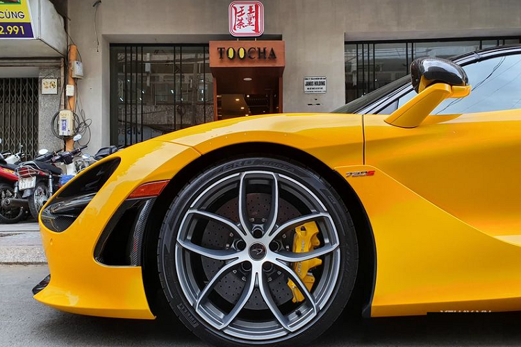 Chiếc xe McLaren 720S Spider đầu tiên về nước vào tháng 11 năm 2019 và người sở hữu là 1 doanh nhân kín tiếng ở Đà Nẵng. Khá thú vị là chiếc xe McLaren 720S Spider thứ 2 về dải đất hình chữ S sau đó cũng được 1 đại gia chơi lan đột biến ở Đà Nẵng mua về để làm quà tặng sinh nhật cho con trai.