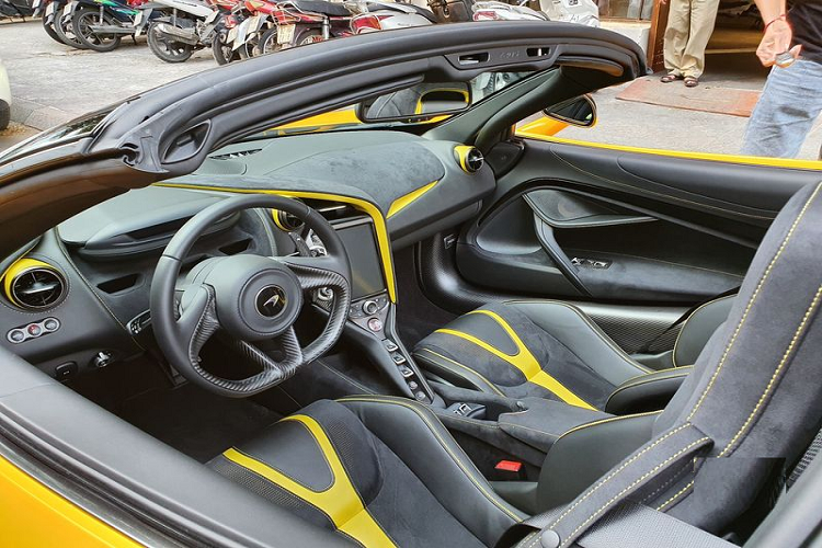 McLaren 720S Spider từng của thiếu gia ở Đà Nẵng được trang bị khối động cơ xăng V8, tăng áp kép, dung tích 4.0 lít, sản sinh công suất tối đa 710 mã lực và mô-men xoắn cực đại 769 Nm. Sức mạnh được truyền tới bánh thông qua hộp số tự động tuần tự 7 cấp, nhờ đó, phiên bản mui trần của McLaren 720S có khả năng tăng tốc từ vị trí xuất phát lên 100 km/h trong thời gian 2,9 giây.