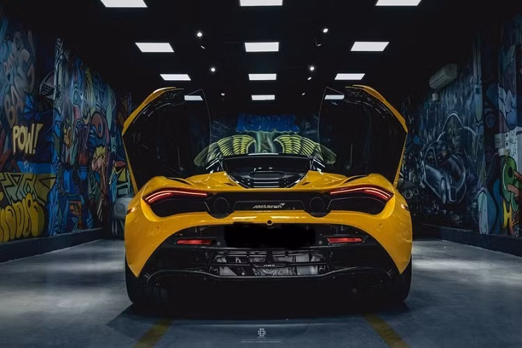 Đoạn video do một thợ chụp ảnh cưới quay lại cho thấy, chiếc siêu xe mui trần McLaren 720S Spider đeo biển số của Đà Nẵng xuất hiện tại thành phố Hải Phòng. Hiện chưa rõ xe định cư tại đây luôn hay được chủ nhân mang đi chơi.
