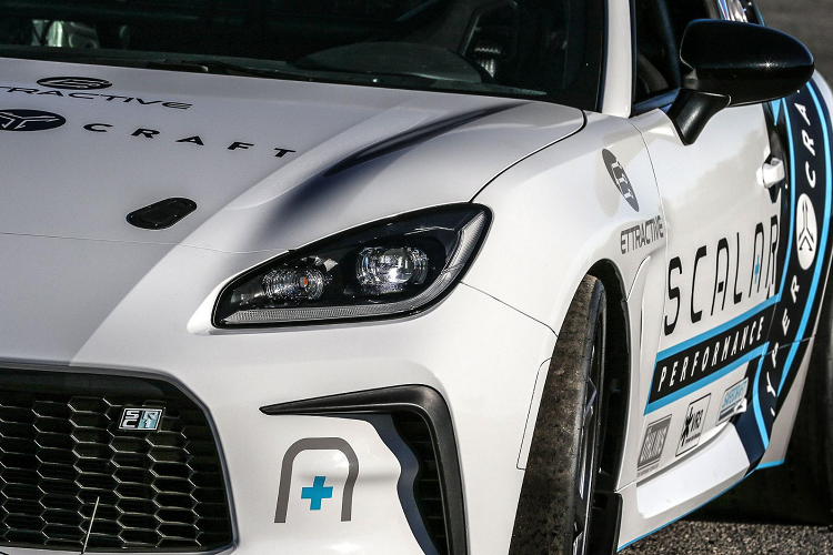 Động cơ điện 800-Volt duy nhất của Hypercraft sản sinh công suất 328 mã lực và mô-men 468 Nm, khiến cho mẫu xe mạnh hơn so với bộ đôi Toyota GR86/Subaru BRZ trang bị động cơ truyền thống. Mẫu xe này có khả năng tăng tốc từ 0 - 96 km/h trong khoảng 3,9 giây và tốc độ tối đa là 265 km/h. Sức mạnh được truyền tới cầu sau với sự hỗ trợ của bộ vi sai hạn chế trượt Torsen.