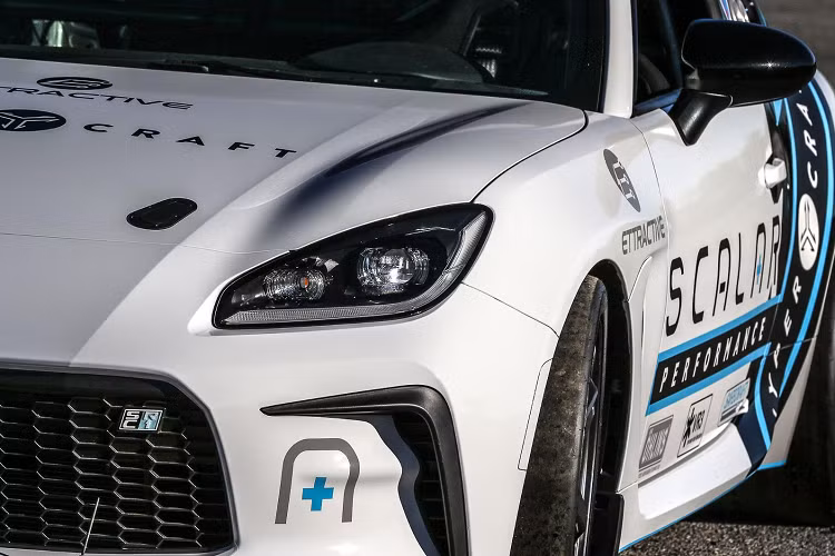 Động cơ điện 800-Volt duy nhất của Hypercraft sản sinh công suất 328 mã lực và mô-men 468 Nm, khiến cho mẫu xe mạnh hơn so với bộ đôi Toyota GR86/Subaru BRZ trang bị động cơ truyền thống. Mẫu xe này có khả năng tăng tốc từ 0 - 96 km/h trong khoảng 3,9 giây và tốc độ tối đa là 265 km/h. Sức mạnh được truyền tới cầu sau với sự hỗ trợ của bộ vi sai hạn chế trượt Torsen.