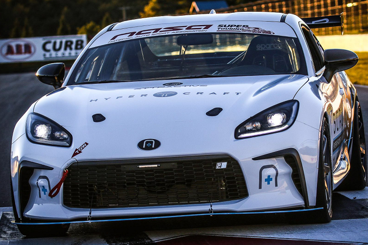 Về ngoại thất, Toyota GR86 SCR1 2023 mới có diện mạo giống như một chiếc xe đua đúng nghĩa, tuy nhiên mẫu xe vẫn giữ lại phần thân nguyên bản của Toyota GR86 với các chi tiết bổ sung được thiết kế dành riêng cho đường đua. Những chi tiết này bao gồm một bộ chia nổi bật, dây đai kéo, một cánh gió lớn phía sau và một bộ khuếch tán mới cùng với hệ thống xả.