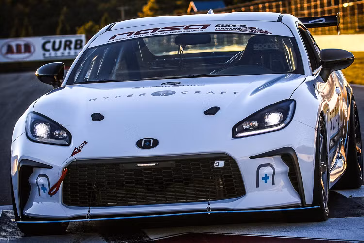 Về ngoại thất, Toyota GR86 SCR1 2023 mới có diện mạo giống như một chiếc xe đua đúng nghĩa, tuy nhiên mẫu xe vẫn giữ lại phần thân nguyên bản của Toyota GR86 với các chi tiết bổ sung được thiết kế dành riêng cho đường đua. Những chi tiết này bao gồm một bộ chia nổi bật, dây đai kéo, một cánh gió lớn phía sau và một bộ khuếch tán mới cùng với hệ thống xả.