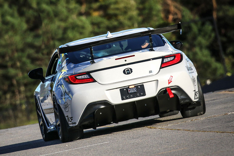 Mẫu xe được trang bị bộ pin có công suất 65kWh, cho phép chạy đua hơn 45 phút giữa các lần sạc. Mẫu xe có thể hoàn tất quá trình sạc đầy trong vòng chưa đầy 20 phút khi được kết nối với bộ sạc nhanh DC Cấp 3 (150 kW), giảm thời gian sạc. Để đảm bảo an toàn, bộ pin có hệ thống dập tắt lửa Lifeline tích hợp chất lỏng chống cháy Novec 1230.