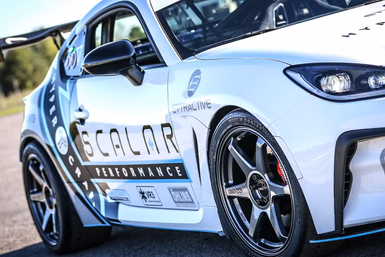 Thương hiệu cho biết, mẫu xe SCR1 mang lại cảm giác giống như một chiếc xe đua chạy bằng động cơ ICE đặt giữa nhờ sự phân bổ trọng lượng tương tự. SCR1 có trọng lượng ở mức 1.379 kg, nặng hơn 103 kg so với Toyota GR86 thương mại.