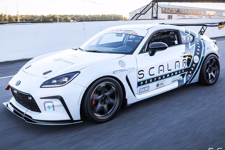 Thương hiệu đã dự kiến ra mắt thị trường xe đua chạy điện vào mùa hè năm 2023 với phiên bản Founder Edition sẽ được giới hạn ở mức 10 chiếc. Mỗi chiếc xe sẽ có bảng đánh số thứ tự, ngoài ra chủ sở hữu sẽ nhận được sự hỗ trợ từ đội ngũ kỹ thuật bao gồm cả các bản cập nhật qua mạng.