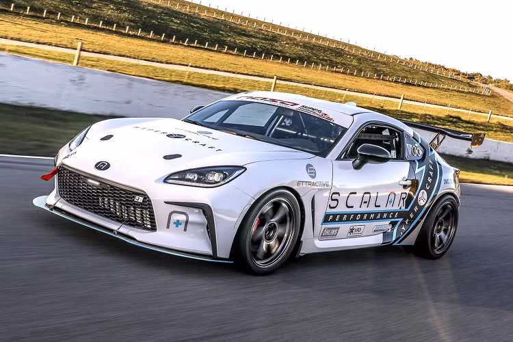 SCR1 được phát triển dựa trên mẫu xe Toyota GR86 thể thao nhưng được Hypercraft hoán đổi động cơ 2.0 lít lấy hệ thống truyền động điện, kết hợp với thiết lập khung gầm tập trung vào đường đua.