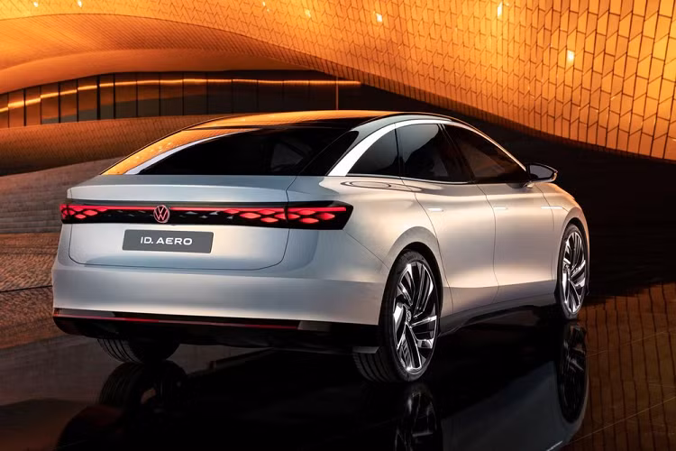 Trong khi đó, sườn xe đi kèm đường vai xe hướng dần lên trên vốn không được áp dụng cho những mẫu ô tô dùng động cơ đốt trong của thương hiệu Volkswagen. Tiếp đến là bộ vành hợp kim có đường kính lên đến 22 inch với thiết kế tuabin, nằm trong hốc bánh tròn trịa.