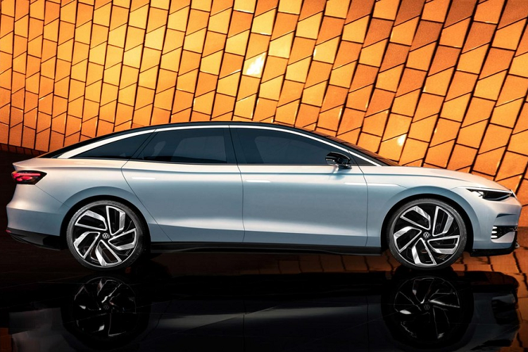 Những điểm nhấn đáng chú ý trong thiết kế ngoại thất của Volkswagen ID. Aero bao gồm cụm đèn pha LED ma trận, dải đèn LED định vị ban ngày nằm vắt ngang đầu xe, ôm lấy nắp ca-pô, hốc gió trung tâm cỡ lớn và đèn sương mù trước xếp thành hàng dọc. Ngay cả logo của hãng Volkswagen trên đầu xe cũng được tích hợp đèn.