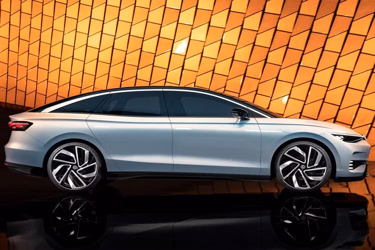 Những điểm nhấn đáng chú ý trong thiết kế ngoại thất của Volkswagen ID. Aero bao gồm cụm đèn pha LED ma trận, dải đèn LED định vị ban ngày nằm vắt ngang đầu xe, ôm lấy nắp ca-pô, hốc gió trung tâm cỡ lớn và đèn sương mù trước xếp thành hàng dọc. Ngay cả logo của hãng Volkswagen trên đầu xe cũng được tích hợp đèn.