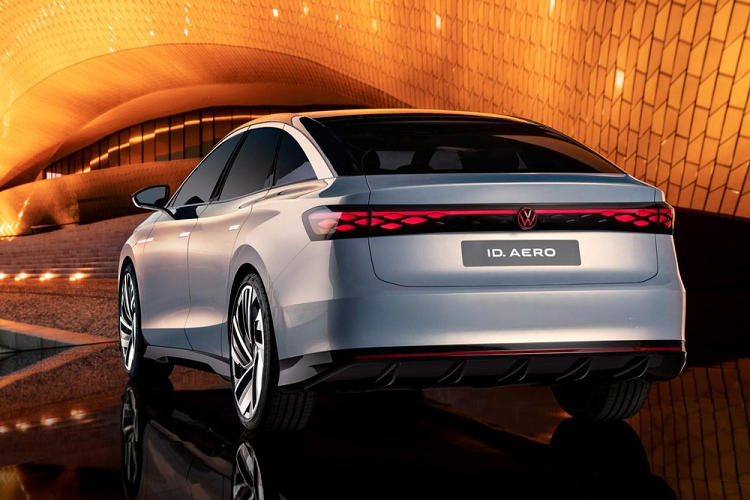Sedan điện Volkswagen ID. Aero được trang bị tay nắm cửa nằm chìm vào thân xe nhằm giảm hệ số lực cản không khí và cải thiện phạm vi di chuyển. Theo hãng Volkswagen, mẫu sedan thuần điện hạng sang này có hệ số lực cản không khí chỉ 0,23 Cd. Phía sau, Volkswagen ID. Aero được trang bị cụm đèn hậu LED nằm vắt ngang đuôi xe và gợi liên tưởng đến những chiếc xe sang Audi Sportback.