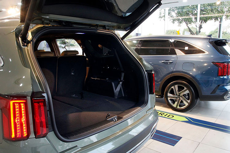 Khác biệt lớn nhất của bộ đôi xe SUV KIA Sorento HEV &amp; PHEV 2023 mới tại Việt Nam chủ yếu về tới từ hệ truyền động, còn về cơ bản thiết kế nội ngoại thất sẽ tương tự như bản thường đang bán ra hiện nay.