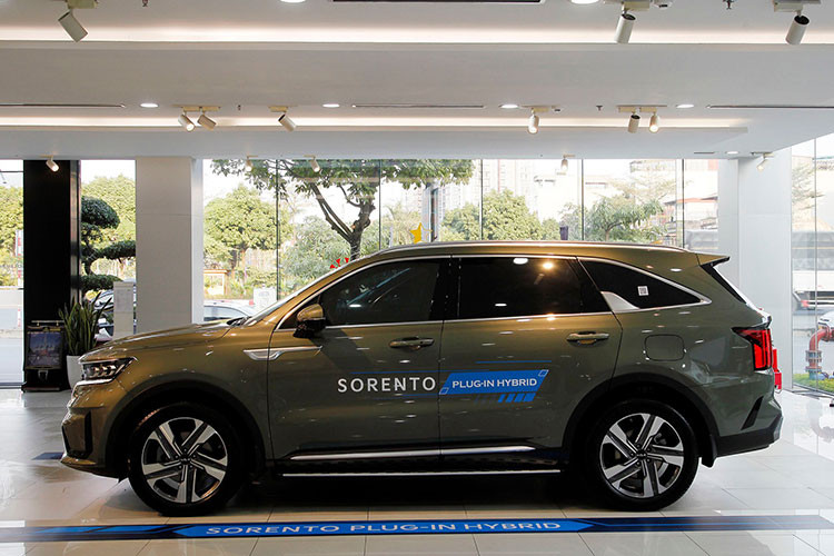 Kích thước KIA Sorento HEV &amp; PHEV vẫn giữ nguyên như các bản thông thường với chiều dài tổng thể lên đến 4.810 mm và chiều dài cơ sở lên đến 2.815 mm, chiều rộng 1.900 mm. Nhờ đó, kích thước cả bên ngoài và bên trong của mẫu xe nhà KIA hoàn toàn vượt trội so với các sản phẩm cùng phân khúc.