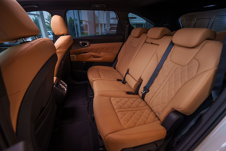 Bên cạnh đó, những công nghệ an toàn cơ bản trên KIA Sorento mới vẫn được duy trì như: 6 túi khí, hệ thống chống bó cứng phanh (ABS), cân bằng điện tử (ESP), khởi hành ngang dốc (HAC), nhắc nhở kiểm tra hàng ghế sau (ROA), cảm biến hỗ trợ đỗ xe trước và sau, cảm biến áp suất lốp,...