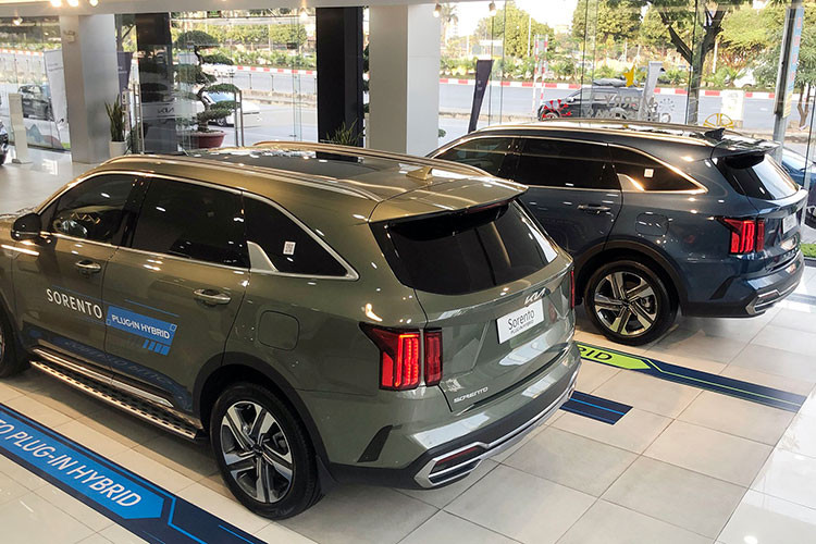 Hiện tại, trang thông tin chính thức của Kia Việt Nam chưa cập nhật giá xe Kia Sorento HEV/PHEV 2023. Tuy nhiên, theo bảng giá từ đại lý, bản PHEV có giá từ 1,659 - 1,759 tỷ đồng, phiên bản HEV giá bán dao động từ 1,399 - 1,599 tỷ đồng.
