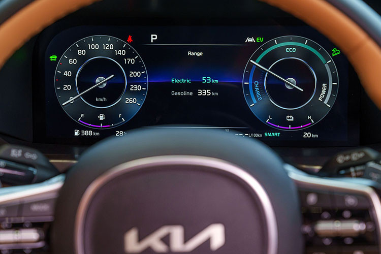 Về an toàn KIA Sorento phiên bản HEV/PHEV trang bị bộ công nghệ hỗ trợ an toàn chủ động ADAS, gồm có hệ thống giám sát toàn cảnh (SVM), hiển thị điểm mù lên màn hình đa thông tin (BVM), cảnh báo và hỗ trợ tránh va chạm điểm mù (BCA), hỗ trợ giữ làn đường (LKA), hỗ trợ đi theo làn đường (LFA), hỗ trợ tránh va chạm phía trước (FCA), điều khiển hành trình thông minh (SCC).