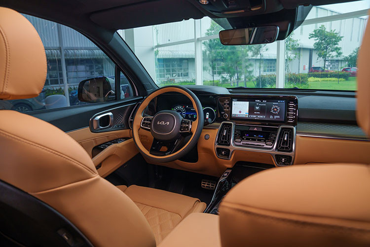 Kết hợp với động cơ xăng 1.6L tăng áp công suất lớn trên cả 2 phiên bản HEV &amp; PHEV chính là hộp số tự động 6 cấp, đi kèm 3 chế độ lái “Drive” Eco/Sport/Smart và 3 chế độ địa hình “Terrain” Snow/Mud/Sand. Kết hợp với 3 chế độ lái trên KIA Sorento HEV/PHEV là hệ dẫn động 4 bánh toàn thời gian AWD (trang bị trên phiên bản HEV và PHEV Signature và phiên bản PHEV Premium).