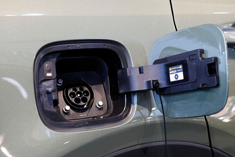 Trong khi đó, phiên bản PHEV cao cấp hơn với sự kết hợp giữa động cơ xăng SmartStream 1.6 tăng áp và động cơ điện nhưng có công suất động cơ điện lớn hơn lên đến 66,9 kW (90 mã lực), mô-men xoắn tối đa 304 Nm. Đi kèm cụm động cơ này là bộ pin công nghệ Lithium-ion Polymer dung lượng cao 13,8 kWh, làm mát bằng chất lỏng.