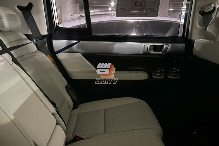 Theo tin đồn, Hyundai SantaFe thế hệ mới sẽ được nâng phân khúc từ hạng trung lên cỡ lớn để gia tăng sự khác biệt với người anh em Tucson. Hộc đựng cốc trên tappi cửa ở hàng ghế thứ hai của xe giống với mẫu SUV cỡ lớn Hyundai Palisade đã phần nào cho thấy điều này.