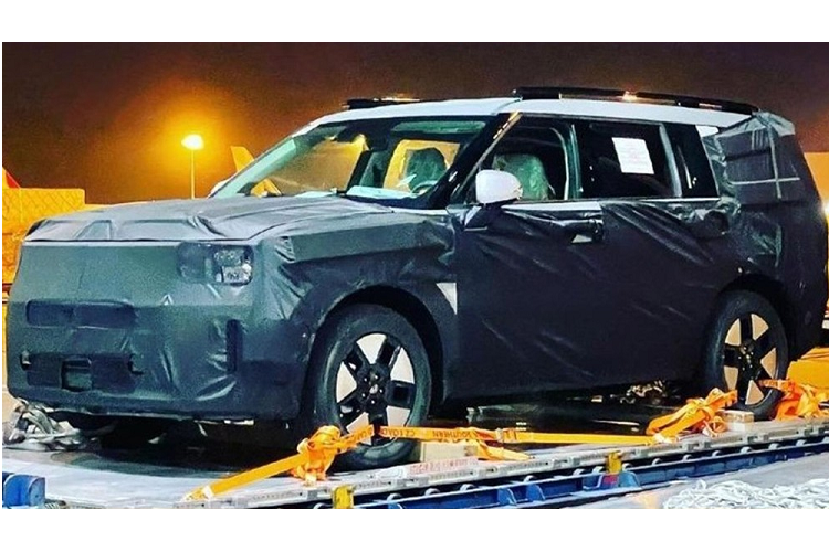 Ngoài dải đèn LED định vị ban ngày này, Hyundai SantaFe 2023 dự kiến còn được thay đổi toàn bộ khu vực đầu xe. Tại đây, chúng ta sẽ bắt gặp hốc gió trung tâm hình chữ nhật mới và khe gió nằm dọc ở hai góc cản trước. Khe gió của Hyundai SantaFe mới sẽ không được thiết kế hình tam giác như thế hệ cũ nữa.