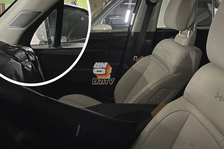 Bên trong Hyundai SantaFe 2023 chạy trên đường thử là không gian nội thất 7 chỗ ngồi và được bọc da màu sáng sang trọng. Thêm vào đó là hệ thống âm thanh Bose cao cấp với loa đặt trên cột A của xe. Hiện chưa có thông tin về trang bị, thông số kỹ thuật và động cơ của Hyundai SantaFe thế hệ mới.