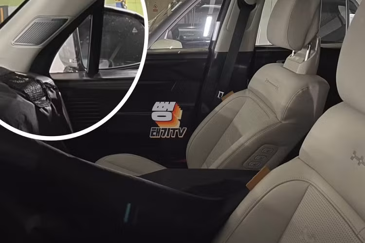 Bên trong Hyundai SantaFe 2023 chạy trên đường thử là không gian nội thất 7 chỗ ngồi và được bọc da màu sáng sang trọng. Thêm vào đó là hệ thống âm thanh Bose cao cấp với loa đặt trên cột A của xe. Hiện chưa có thông tin về trang bị, thông số kỹ thuật và động cơ của Hyundai SantaFe thế hệ mới.