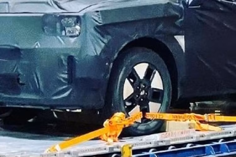 Theo một số nguồn tin, khác với dự kiến ban đầu xe sẽ ra mắt sớm hơn từ 8-10 tháng. Nguyên nhân khiến hãng Hyundai đưa ra quyết định này là vì SantaFe hiện không đáp ứng được kỳ vọng về doanh số. Chính sự ra mắt của người anh em cùng tập đoàn Kia Sorento thế hệ thứ 4 và Hyundai Tucson mới đã ảnh hưởng đến doanh số của SantaFe.