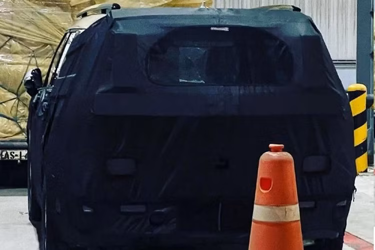 Thậm chí, Hyundai SantaFe còn đánh mất ngôi vị mẫu SUV bán chạy nhất tại thị trường quê nhà Hàn Quốc vào tay Kia Sorento. Trong năm 2021, Kia bán được tổng cộng 76.883 chiếc Sorento cho khách hàng nội địa trong khi con số tương ứng của Hyundai SantaFe là 57.578 chiếc.