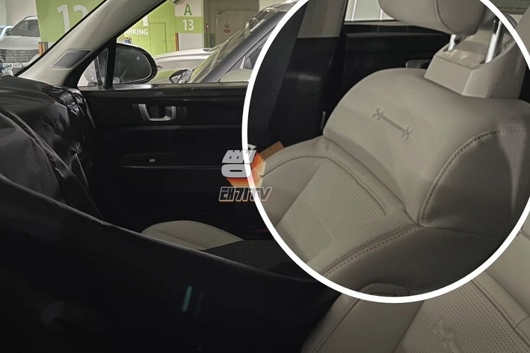 Lần này, mẫu xe SUV Hyundai SantaFe 2023 vẫn được ngụy trang khá kín nhưng đã lộ nhiều chi tiết thiết kế hơn. Trong đó, đáng chú ý hơn cả là dải đèn LED định vị ban ngày hình chữ "H" mới trên đầu xe. Thiết kế của cụm đèn này khá giống với logo trên ghế trước của xe.