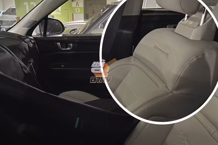 Lần này, mẫu xe SUV Hyundai SantaFe 2023 vẫn được ngụy trang khá kín nhưng đã lộ nhiều chi tiết thiết kế hơn. Trong đó, đáng chú ý hơn cả là dải đèn LED định vị ban ngày hình chữ "H" mới trên đầu xe. Thiết kế của cụm đèn này khá giống với logo trên ghế trước của xe.