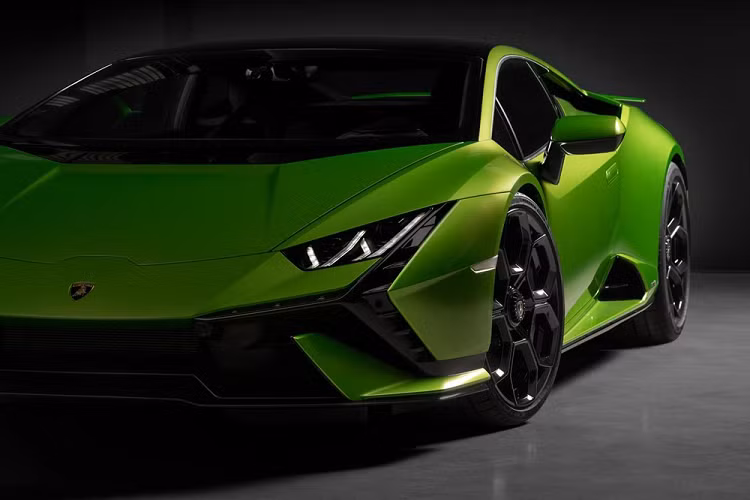 Siêu xe Lamborghini Huracan Tecnica được định vị giữa bản Evo dẫn động cầu sau RWD tiêu chuẩn và STO thể thao hơn. Theo hãng Lamborghini, Huracan Tecnica sẽ mang đến cảm giác lái thú vị trên cả đường phố lẫn đường đua cho người điều khiển. Ngoài ra, đây là còn siêu xe lý tưởng cho những ai đang tìm kiếm "phong cách sống hoàn hảo".