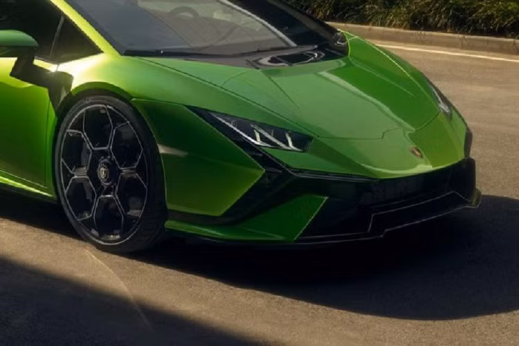 Tuy nhiên, sự thay đổi đáng chú ý nhất của Lamborghini Huracan Tecnica so với Huracan Evo RWD nằm ở phía sau xe. Tại đây, chúng ta có thể bắt gặp nắp khoang động cơ bằng sợi carbon siêu nhẹ và cửa sổ sau đặt dọc. Thêm vào đó là 2 đầu ống xả hình lục giác, cản sau mới và bộ khuếch tán gió sơn cùng màu thân xe hoặc sơn đen.
