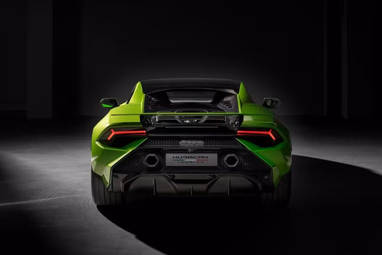"Trái tim" của Lamborghini Huracan Tecnica là khối động cơ xăng V10 đặt giữa, hút khí tự nhiên, dung tích 5.2L, sản sinh công suất tối đa 631 mã lực và mô-men xoắn cực đại 565 Nm giống Huracan STO. Tuy nhiên, so với bản STO, Lamborghini Huracan Tecnica sở hữu ngoại hình không "chiến" bằng.