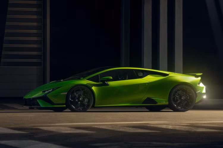 Những trang bị đáng chú ý khác của Lamborghini Huracan Tecnica bao gồm hệ thống đánh lái cầu sau, hệ thống điều hướng mô-men xoắn, đĩa phanh bằng carbon-gốm, khe gió làm mát phanh trên thân vỏ và hệ thống kiểm soát tích hợp Lamborghini Dinamica Veicolo Integrata mượn từ Huracan Evo AWD. Hiện giá xe Lamborghini Huracan Tecnica vẫn chưa được công bố. Dự kiến, xe sẽ bắt đầu được giao cho khách vào cuối năm nay