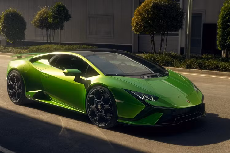 Lamborghini Huracan là dòng siêu xe đã chính thức trình làng từ năm 2014 như "kẻ kế nhiệm" đàn anh Gallardo. Kể từ đó đến nay, dòng siêu xe này liên tục được bổ sung các phiên bản mới như Performance, Evo và STO. Mới đây, hãng siêu xe Ý lại vén màn phiên bản tiếp theo của Lamborghini Huracan Tecnica 2022 mới.
