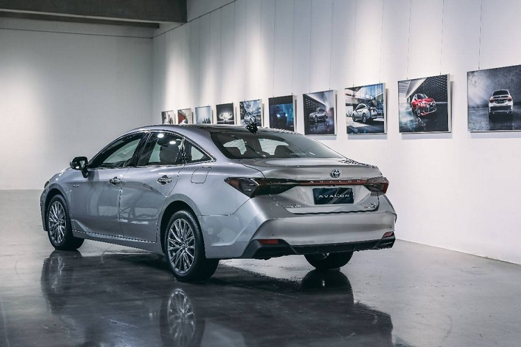 Động cơ này đồng hành với hộp số tự động 8 cấp. Cuối cùng là hệ truyền động hybrid, bao gồm máy xăng 4 xi-lanh, dung tích 2.5L và mô-tơ điện, tạo ra công suất tổng cộng 218 mã lực. Ngoài ra, Toyota Avalon 2022 phiên bản Hybrid còn dùng hộp số E-CVT.