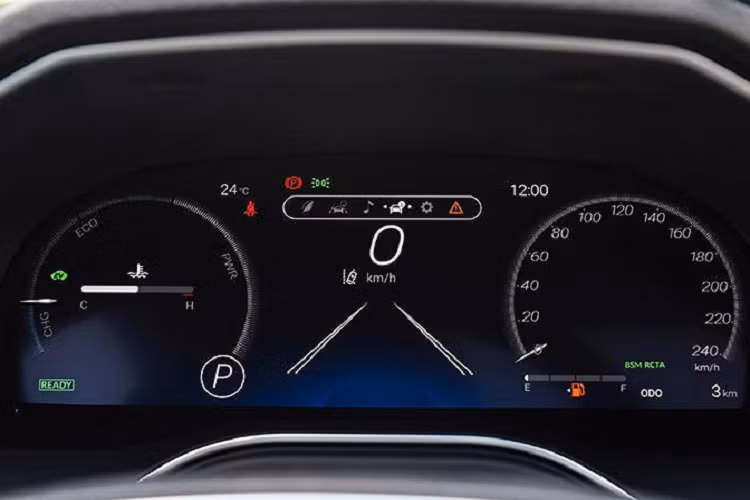 Ở bên sườn, Toyota Avalon 2022 được bổ sung 3 loại vành la-zăng mới. Trong khi đó, thiết kế đằng sau của xe không có gì mới. Ngay cả kích thước của xe cũng gần như không thay đổi, trừ chiều dài tăng 15 mm lên 4.975 mm.