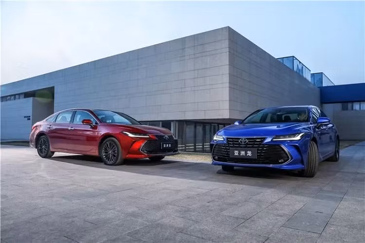 Bước sang phiên bản mới, mẫu sedan cỡ trung này được nâng cấp nhẹ về thiết kế ngoại thất, tập trung ở phần đầu xe. Tại đây, mẫu xe sedan Toyota Avalon 2022 không được trang bị lưới tản nhiệt với những nan nằm ngang như trước. Thay vào đó, lưới tản nhiệt sẽ được thiết kế dạng đa điểm mạ crôm ở bản thường và mắt lưới màu đen ở bản thể thao.