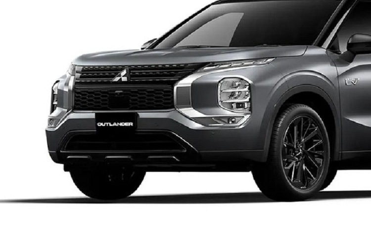 Nội thất của phiên bản đặc biệt này đi kèm trần xe màu đen và cụm điều khiển trung tâm riêng với những họa tiết khắc bằng laser. Trong khi đó, động cơ của Mitsubishi Outlander 2023 tại thị trường Nhật Bản không có gì thay đổi.